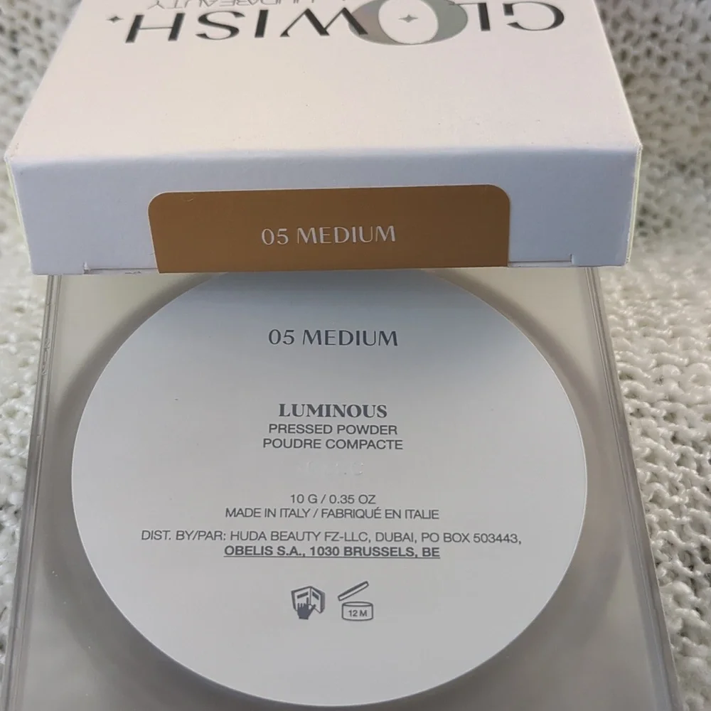 HUDA BEAUTY GloWish Luminous Pressed Powder in 05 MEDIUM, 10g/0.35oz